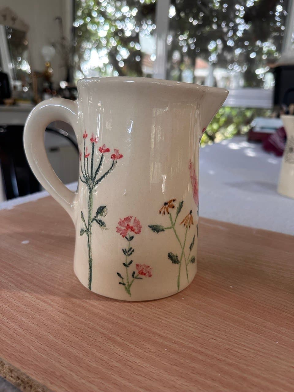 El otro lado de la Jarra Silvestre, con el asa a la vista y más flores silvestres de tallos finos en rojo, rosa y naranja